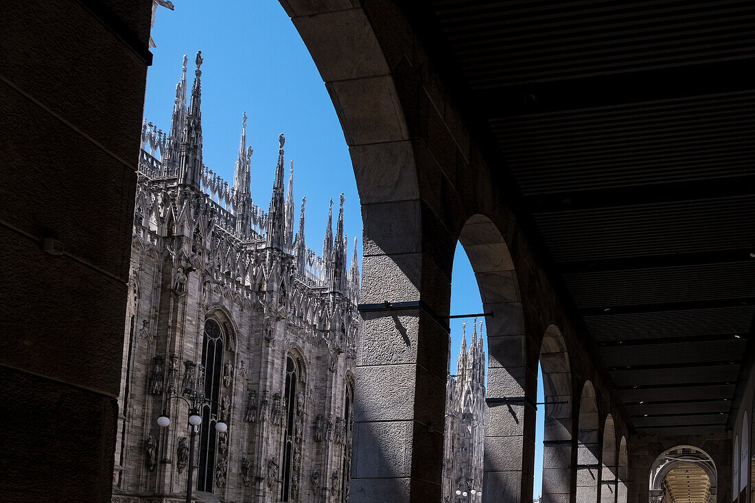 Blick auf den Mailänder Dom (Duomo di Milano), geweiht der Geburt der Heiligen Maria, von einem nahe gelegenen Gebäude auf der Piazza del Duomo, Mailand, Lombardei, Italien, Europa