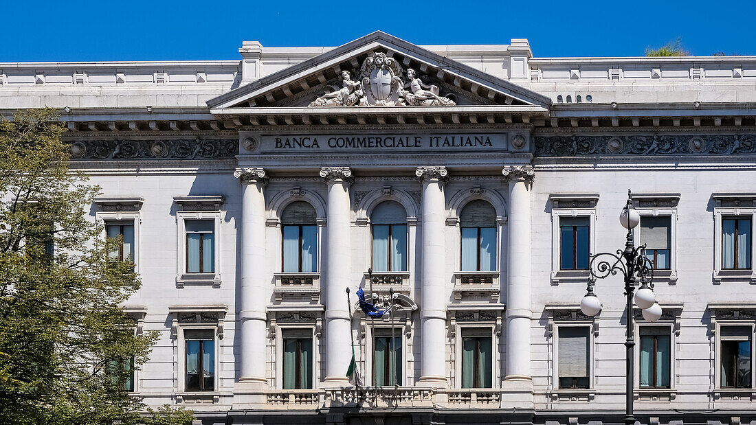 Außenansicht des Palastes der Banca Commerciale Italiana, historisches Gebäude, in dem die Gallerie di Piazza Scala untergebracht ist, Piazza della Scala, Mailand, Lombardei, Italien, Europa