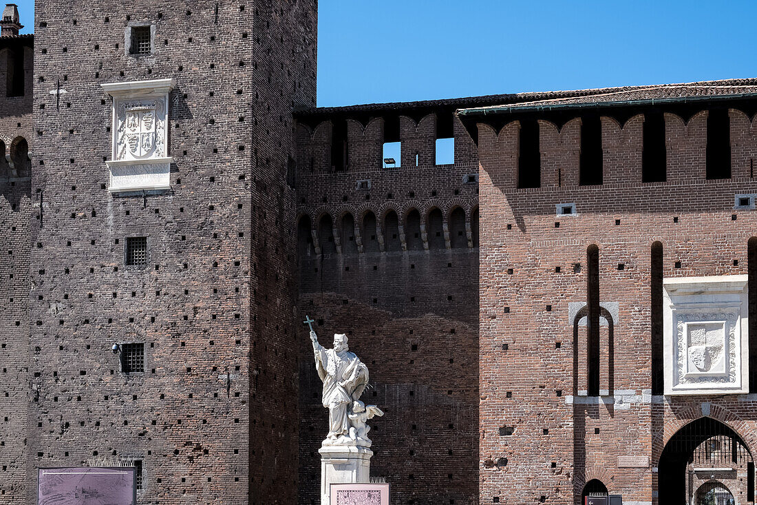 Detail von Castello Sforzesco (Sforzas Schloss), einer mittelalterlichen Festungsanlage aus dem 15. Jahrhundert, die heute Museen und Kunstsammlungen beherbergt, Mailand, Lombardei, Italien, Europa