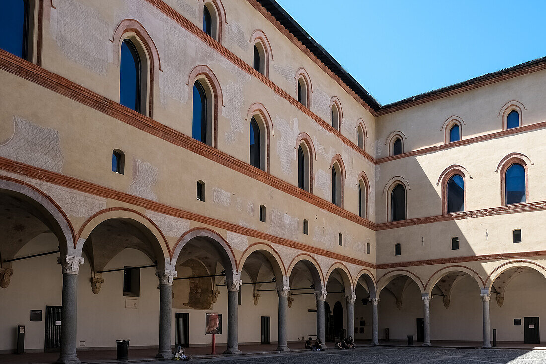 Blick auf das Castello Sforzesco (Sforzas Schloss), eine mittelalterliche Festung aus dem 15. Jahrhundert, die heute Museen und Kunstsammlungen beherbergt, Mailand, Lombardei, Italien, Europa