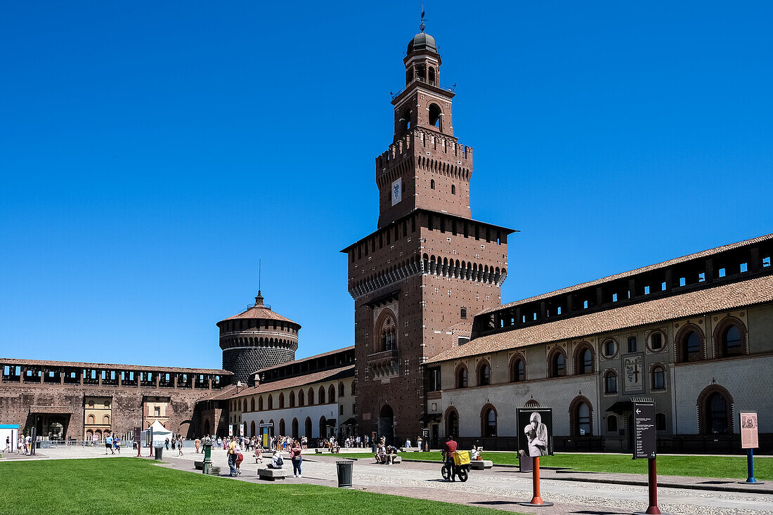 Blick auf das Castello Sforzesco (Sforzas Schloss), eine mittelalterliche Festung aus dem 15. Jahrhundert, die heute Museen und Kunstsammlungen beherbergt, Mailand, Lombardei, Italien, Europa