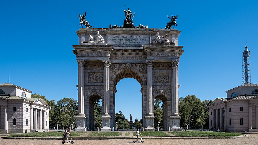 Blick auf Porta Sempione (Simplontor) und Arco della Pace (Friedensbogen), Triumphbogen aus dem 19. Jahrhundert mit römischen Wurzeln, Mailand, Lombardei, Italien, Europa