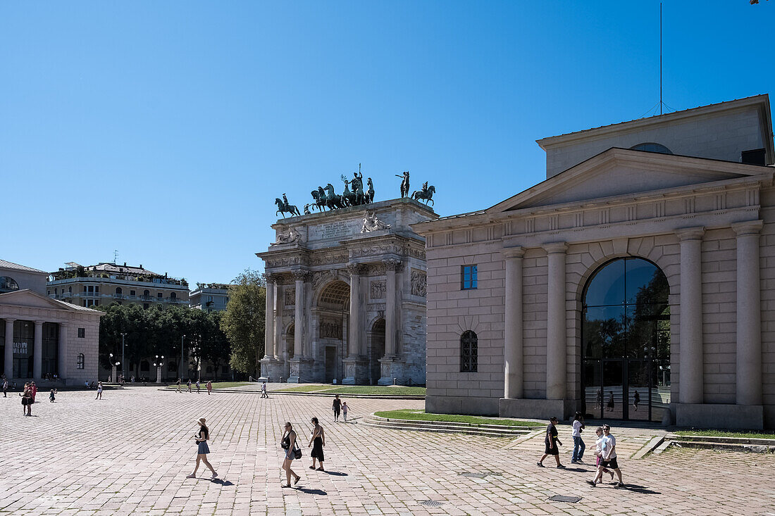 Blick auf Porta Sempione (Simplontor) und Arco della Pace (Friedensbogen), Triumphbogen aus dem 19. Jahrhundert mit römischen Wurzeln, Mailand, Lombardei, Italien, Europa