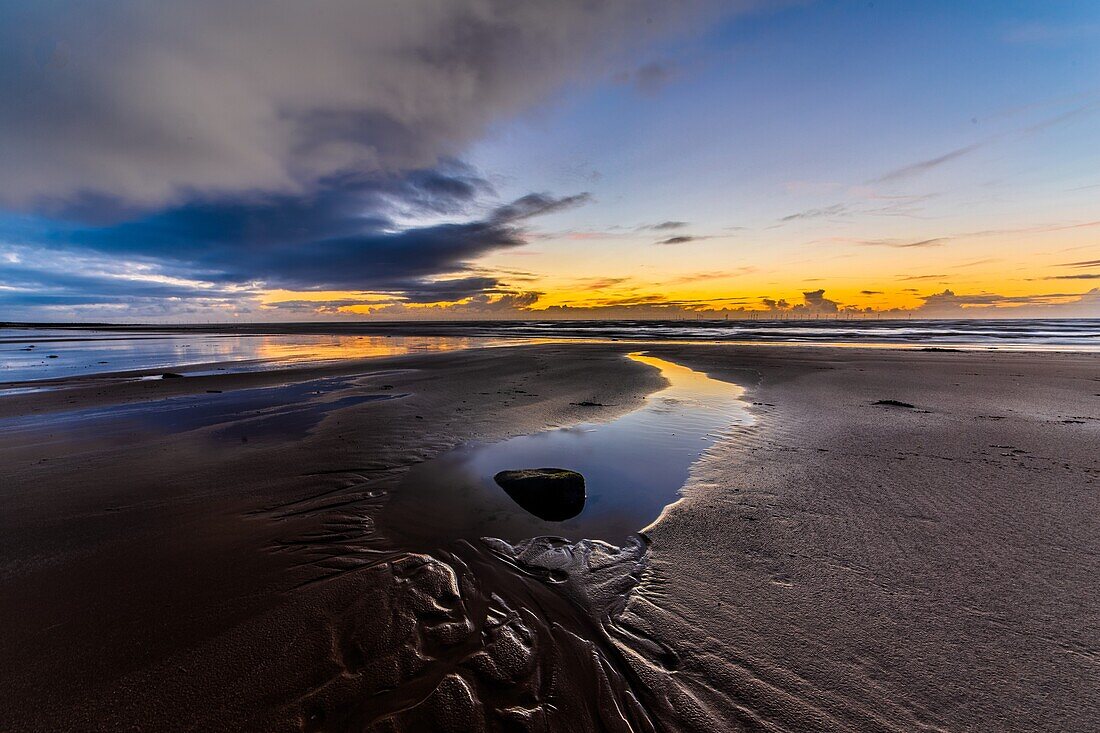 Sonnenuntergang über der Irischen See und der Halbinsel Furness, von Sandy Gap, Walney Island, Cumbrian Coast, Cumbria, England, Vereinigtes Königreich, Europa