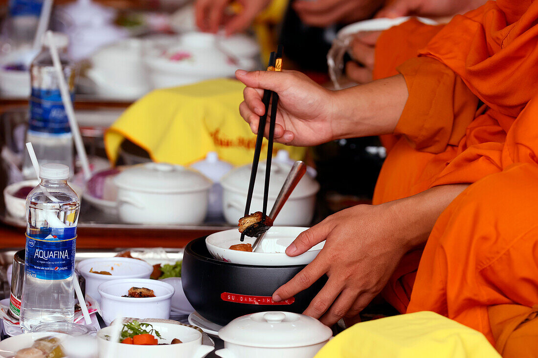 Vegetarisches Essen, Mönche bei buddhistischer Zeremonie in der Haupthalle, Phuoc Hue Buddhistische Pagode, Tan Chau, Vietnam, Indochina, Südostasien, Asien