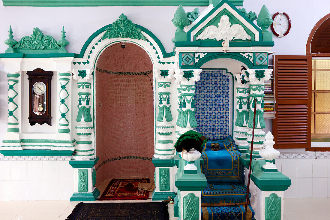 Gebetshalle mit Minbar und Mihrab, Masjid Nia'mah Moschee, Chau Doc, Vietnam, Indochina, Südostasien, Asien