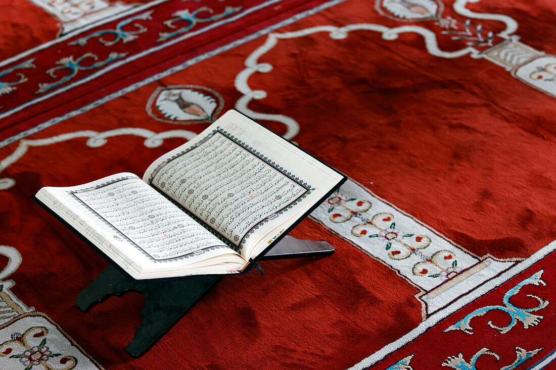 Geöffneter Koran in arabischer Sprache auf Holzständer, Symbol des Islam, Mubarak-Moschee, Chau Doc, Vietnam, Indochina, Südostasien, Asien