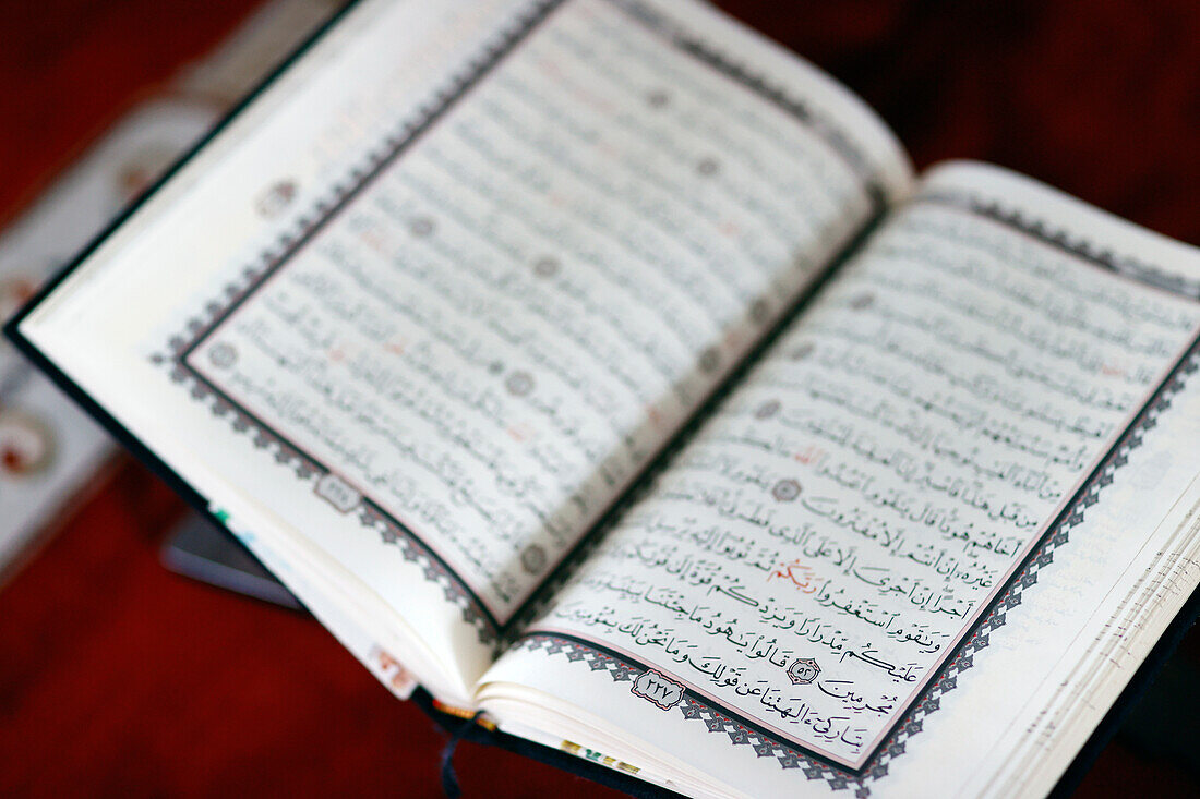 Geöffneter Koran in arabischer Sprache auf Holzständer, Symbol des Islam, Mubarak-Moschee, Chau Doc, Vietnam, Indochina, Südostasien, Asien