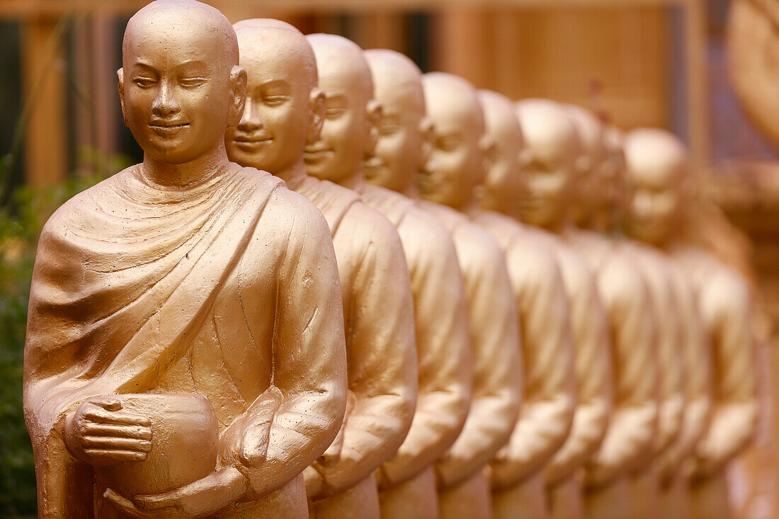 Statues showing Sangha with offering bowls (Alms for Buddhists monks), Mongkol Serei Kien Khleang Pagoda, Phnom Penh, Cambodia, Indochina, Southeast Asia, Asia