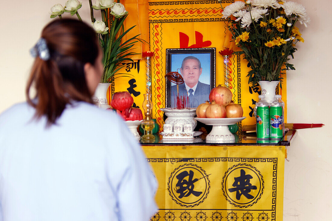 Gebete für den Verstorbenen, Beerdigungszeremonie in einer buddhistischen Familie, Tan Chau, Vietnam, Indochina, Südostasien, Asien