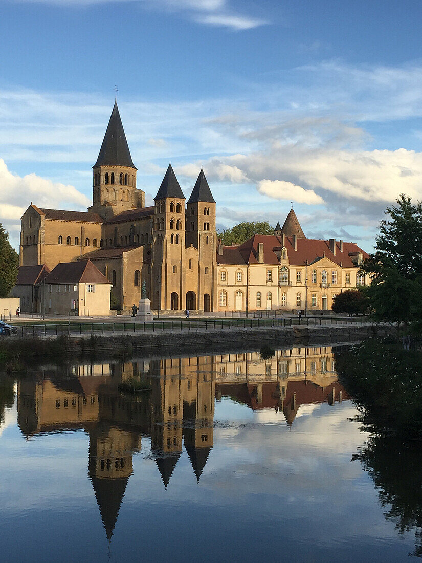 Herz-Jesu-Basilika, Spiegelung im Fluss Bourbince, Paray-le-Monial, Saone-et-Loire, Bourgogne-Franche-Comte, Frankreich, Europa