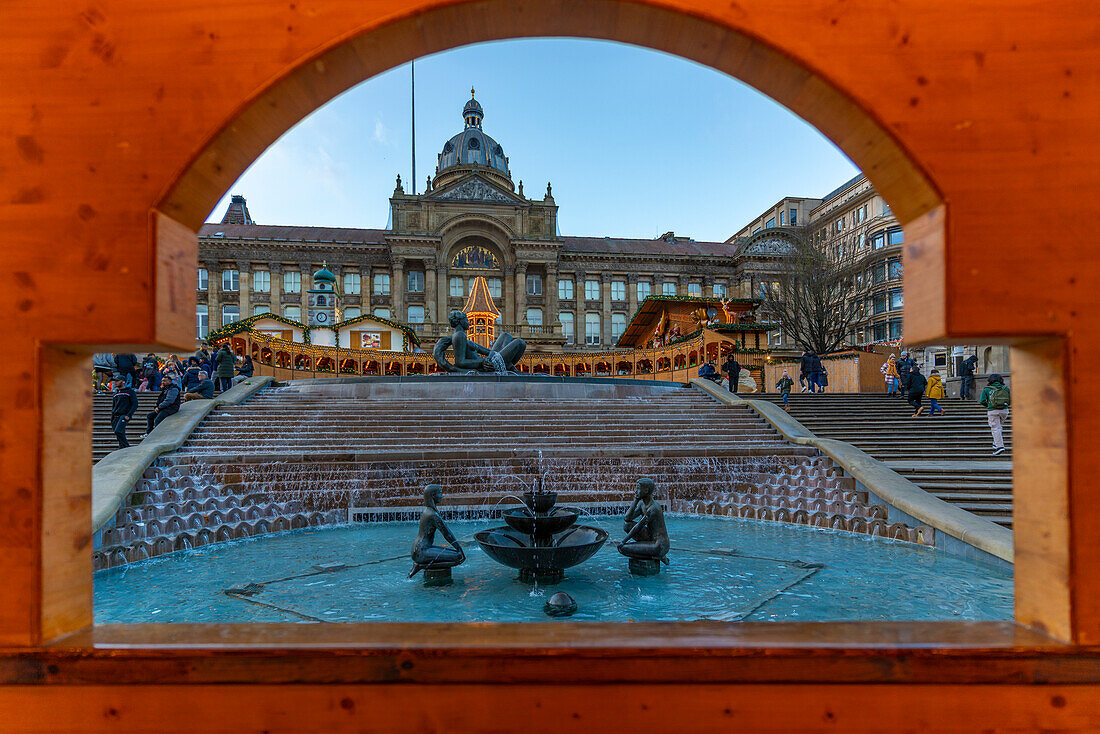 Blick auf Weihnachtsmarktstände, Springbrunnen und Rathaus, Victoria Square, Birmingham, West Midlands, England, Vereinigtes Königreich, Europa