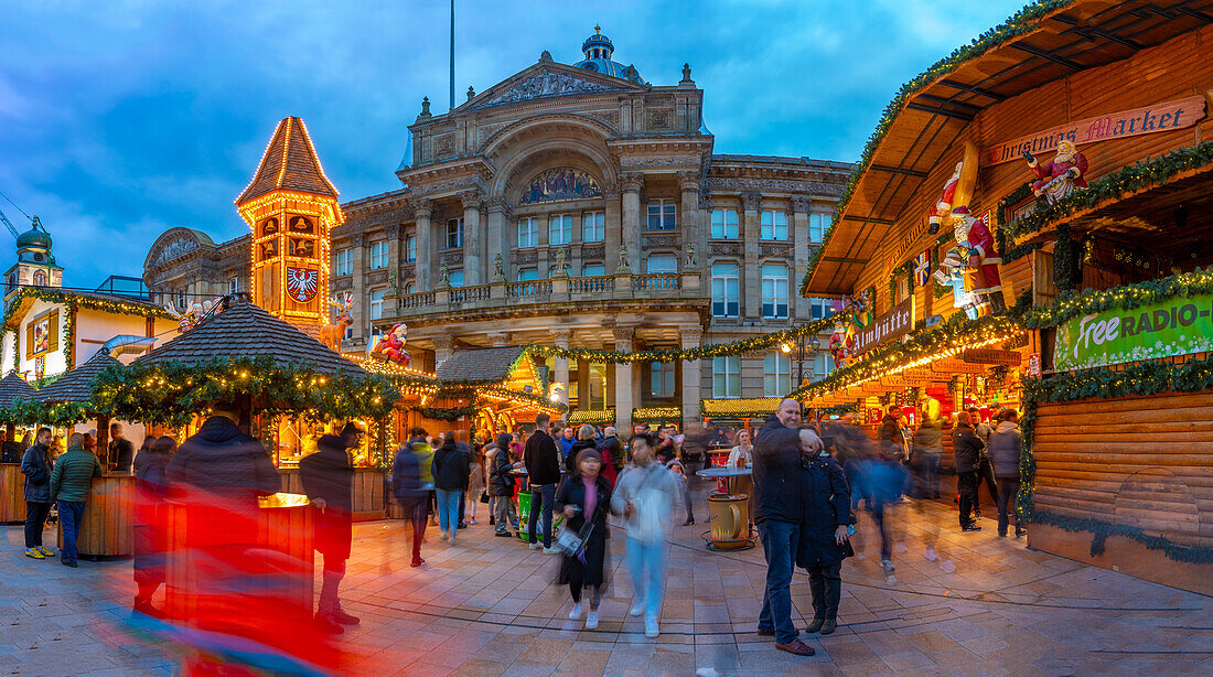 Blick auf die Stände des Weihnachtsmarktes am Victoria Square, Birmingham, West Midlands, England, Vereinigtes Königreich, Europa