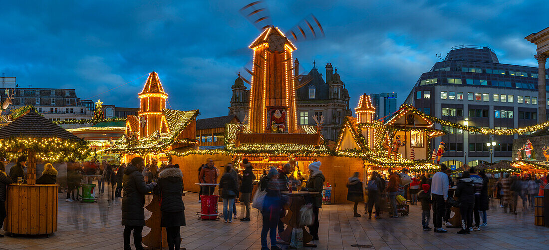 Blick auf die Stände des Weihnachtsmarktes am Victoria Square, Birmingham, West Midlands, England, Vereinigtes Königreich, Europa