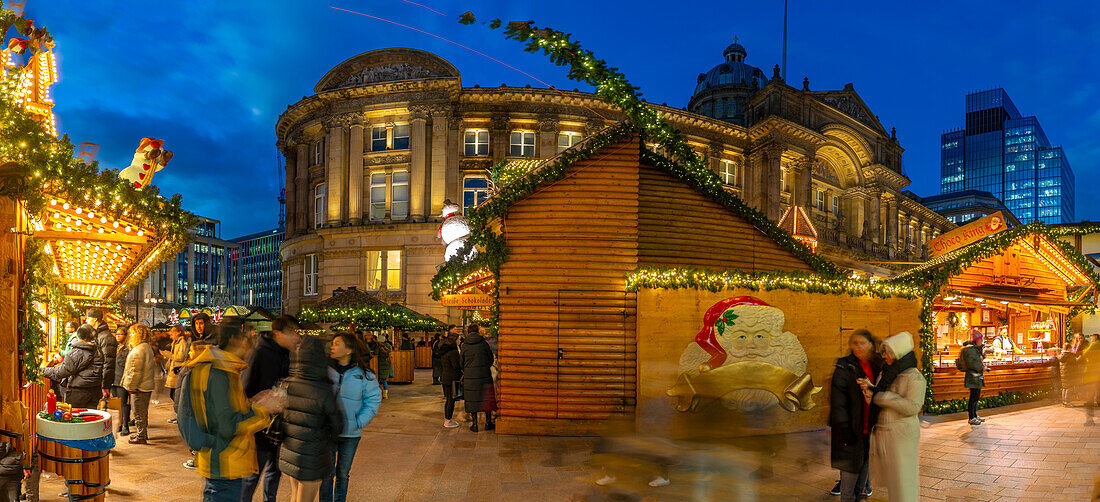 Blick auf die Stände des Weihnachtsmarktes am Victoria Square in der Abenddämmerung, Birmingham, West Midlands, England, Vereinigtes Königreich, Europa