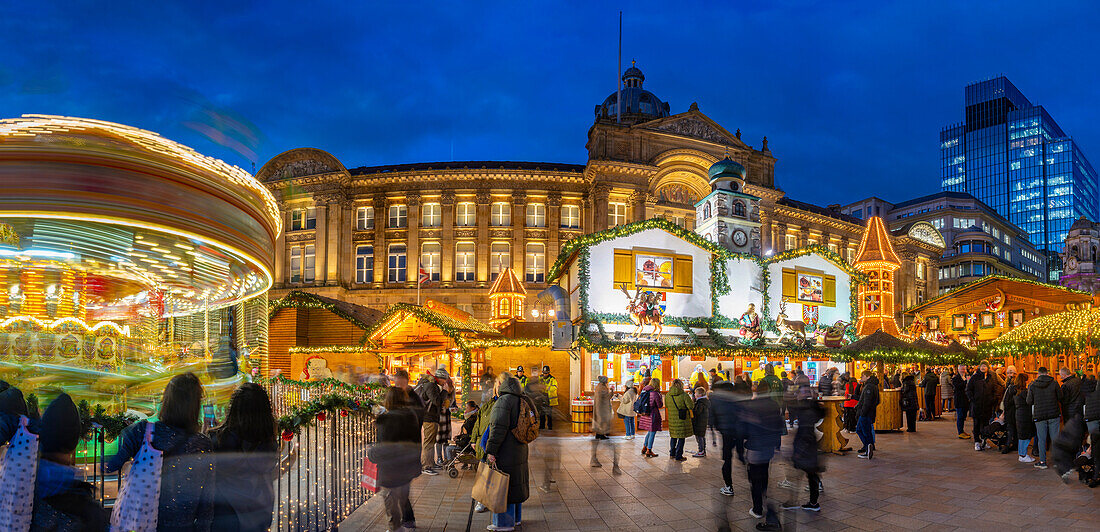 Blick auf die Stände des Weihnachtsmarktes am Victoria Square in der Abenddämmerung, Birmingham, West Midlands, England, Vereinigtes Königreich, Europa