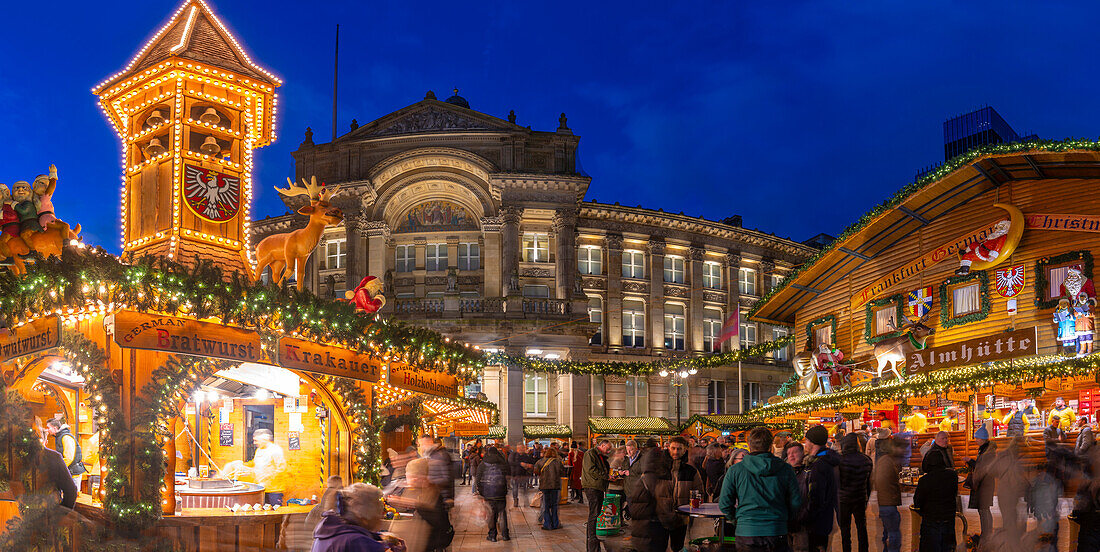 Blick auf die Stände des Weihnachtsmarktes am Victoria Square in der Abenddämmerung, Birmingham, West Midlands, England, Vereinigtes Königreich, Europa