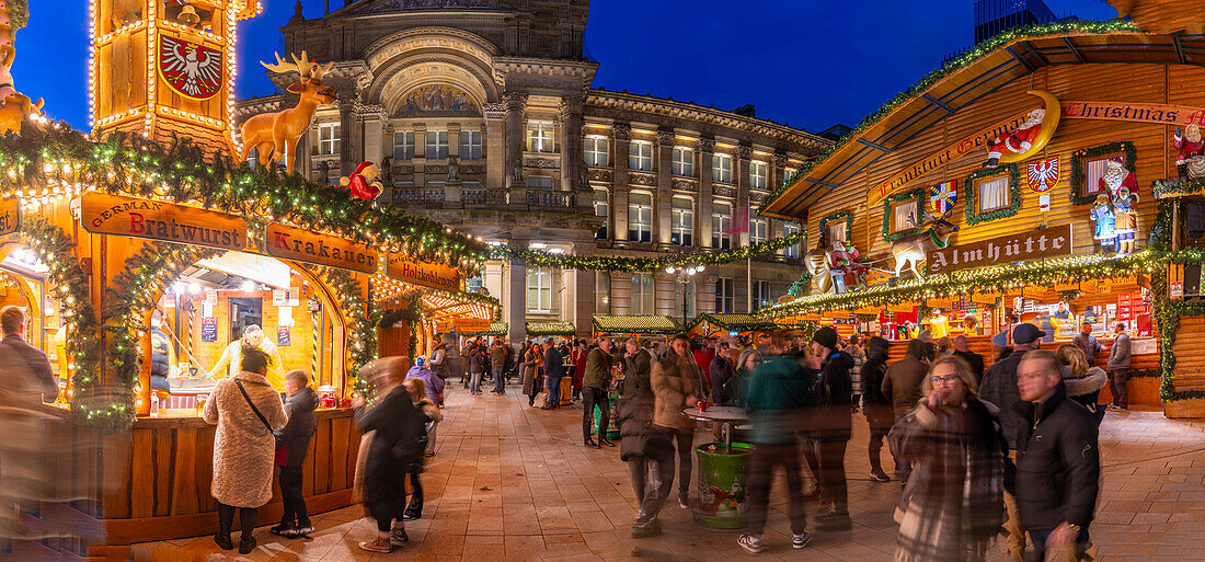 Blick auf die Stände des Weihnachtsmarktes am Victoria Square in der Abenddämmerung, Birmingham, West Midlands, England, Vereinigtes Königreich, Europa