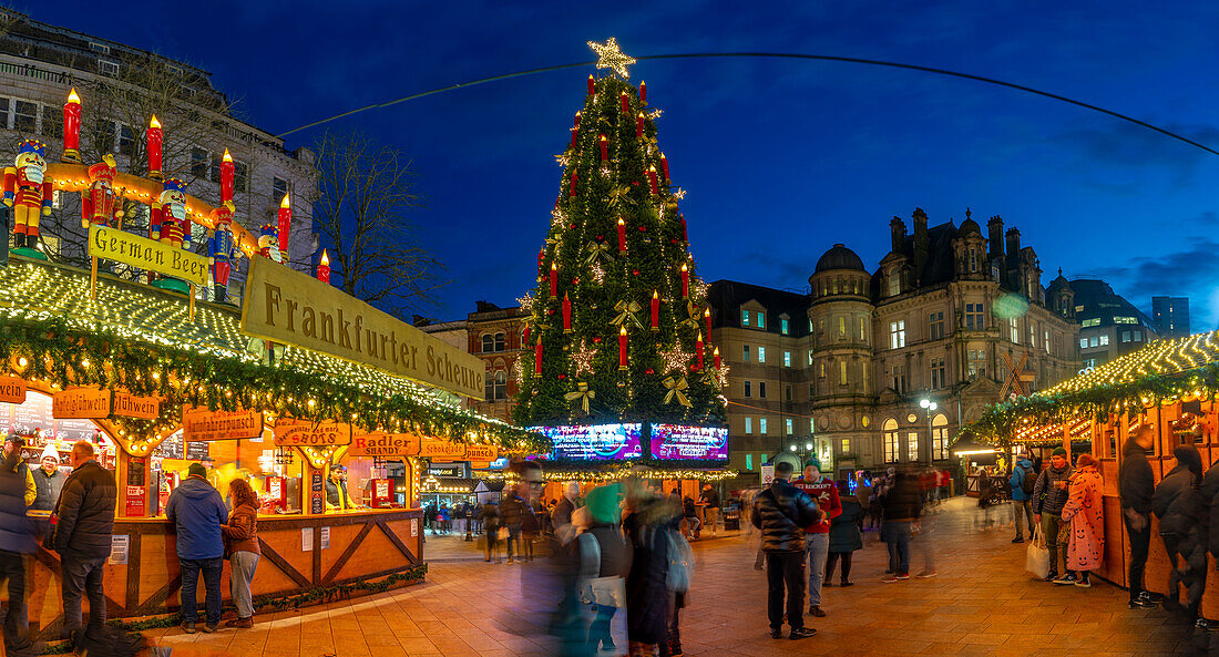 Blick auf die Stände des Weihnachtsmarktes am Victoria Square in der Abenddämmerung, Birmingham, West Midlands, England, Vereinigtes Königreich, Europa