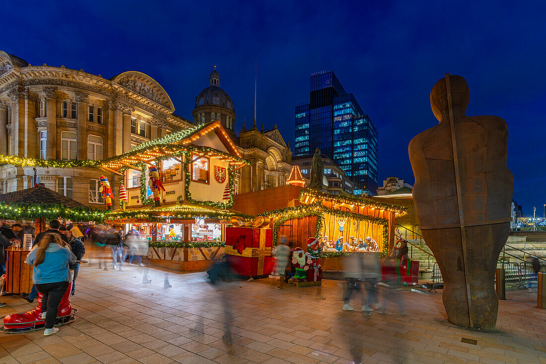 Blick auf die Stände des Weihnachtsmarktes am Victoria Square in der Abenddämmerung, Birmingham, West Midlands, England, Vereinigtes Königreich, Europa