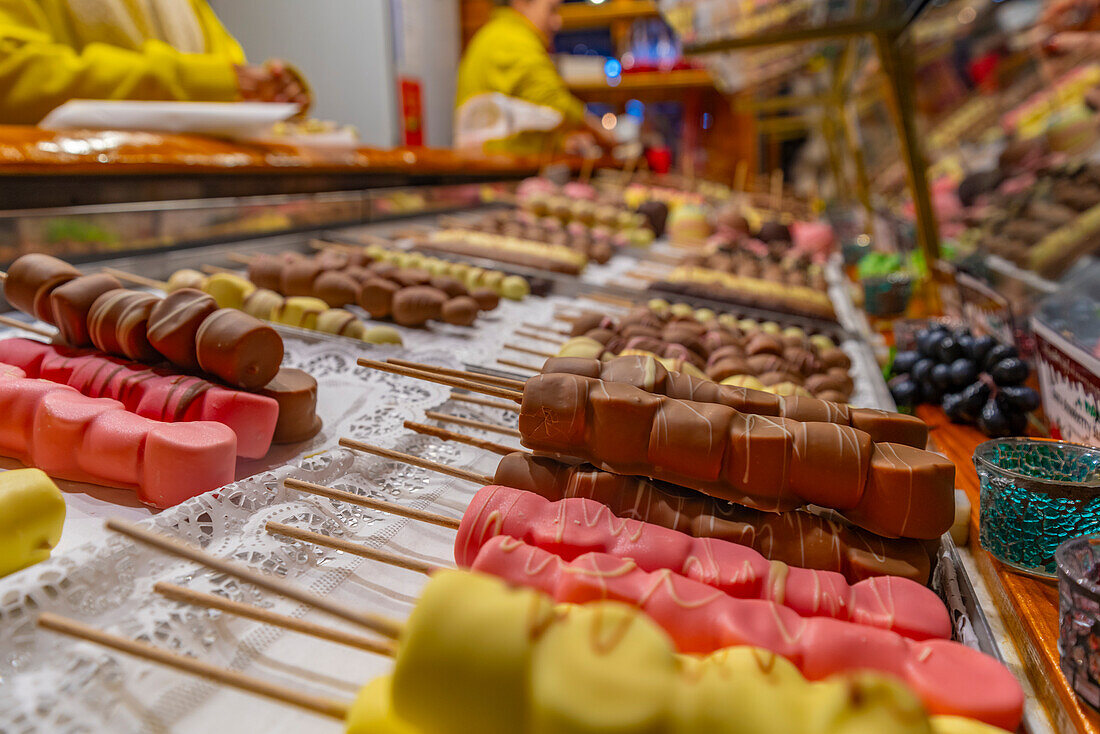 Blick auf Pralinen an einem Weihnachtsmarktstand am Victoria Square in der Abenddämmerung, Birmingham, West Midlands, England, Vereinigtes Königreich, Europa