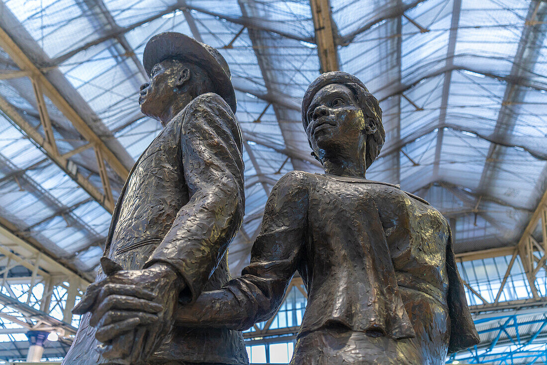 Blick auf das National Windrush Monument in der Haupthalle der Waterloo Station, London, England, Vereinigtes Königreich, Europa