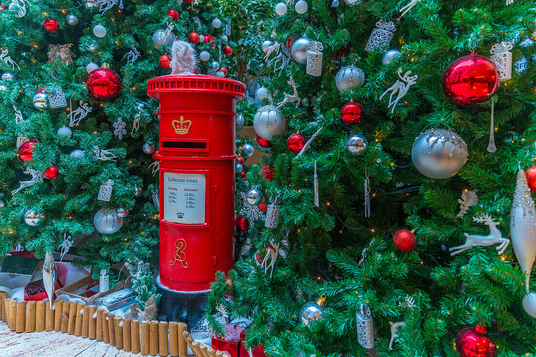 Blick auf einen roten Briefkasten und Weihnachtsdekoration in der Hotellobby, London, England, Vereinigtes Königreich, Europa