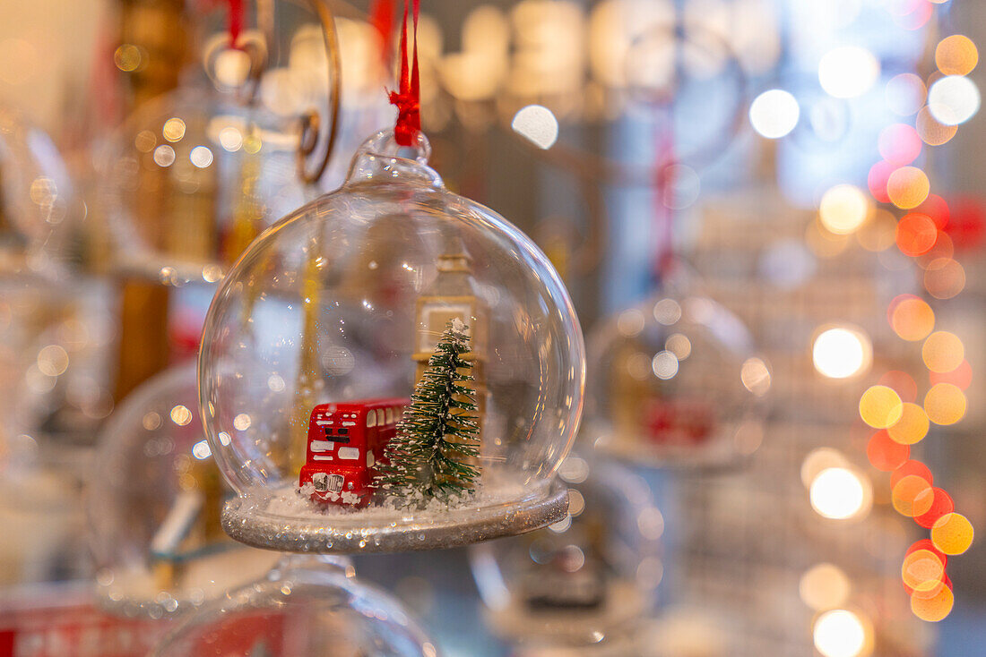 Nahaufnahme von Souvenirs und Weihnachtsdekoration in der Nähe der St. Paul's Cathedral, London, England, Vereinigtes Königreich, Europa