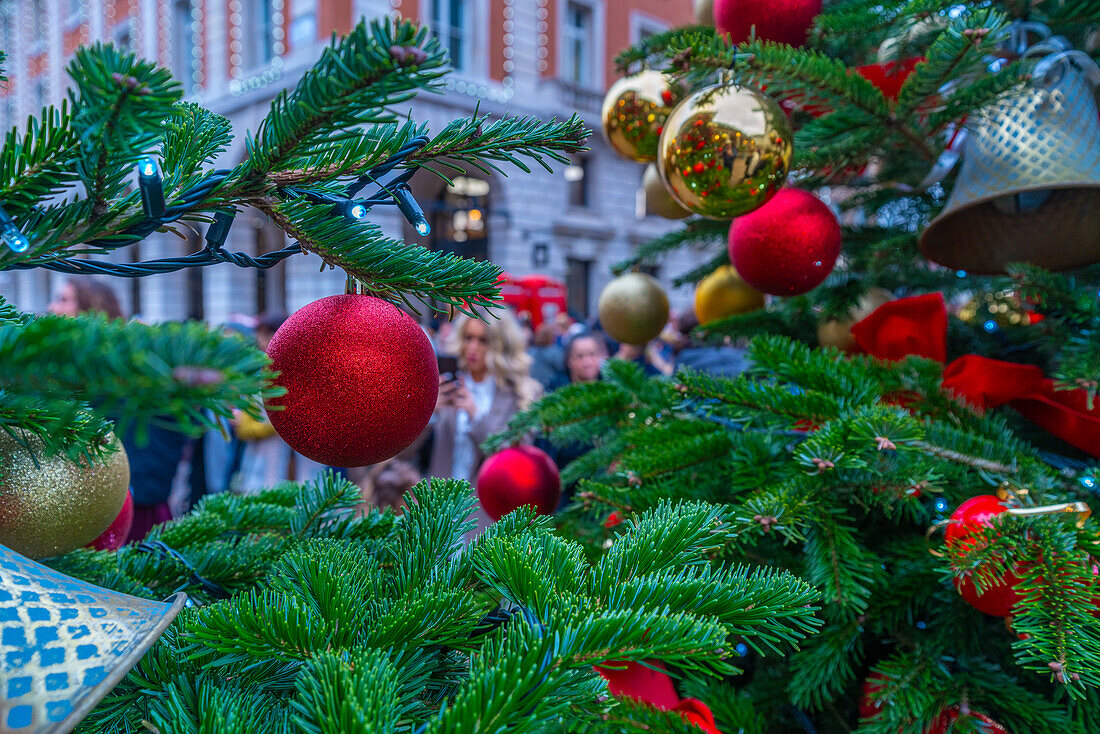 Blick auf die Weihnachtsdekoration auf der Piazza, Covent Garden, London, England, Vereinigtes Königreich, Europa