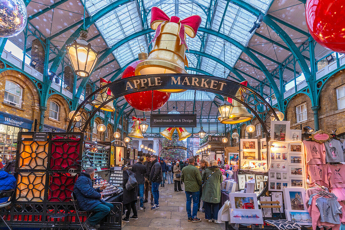 Blick auf die Weihnachtsdekoration auf dem Apfelmarkt, Covent Garden, London, England, Vereinigtes Königreich, Europa