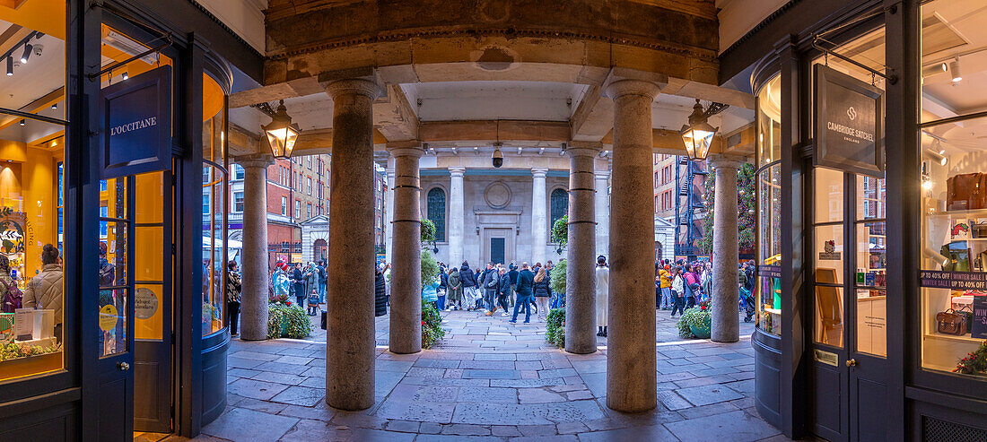 Blick auf die St. Paul's Church vom Apple Market zu Weihnachten, Covent Garden, London, England, Vereinigtes Königreich, Europa