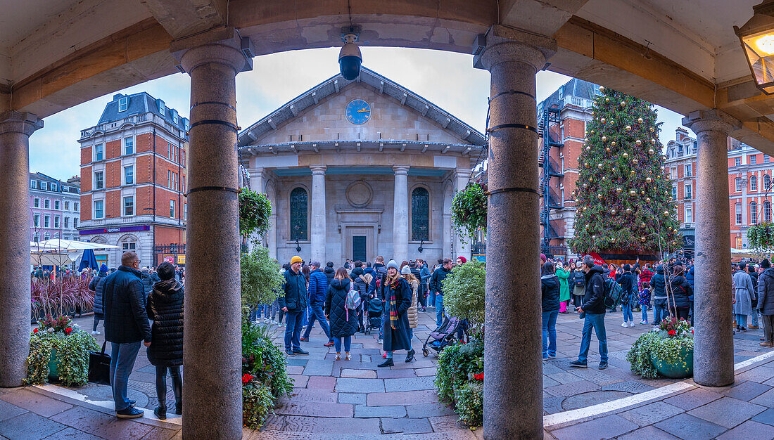 Blick auf die St. Paul's Church vom Apple Market zu Weihnachten, Covent Garden, London, England, Vereinigtes Königreich, Europa