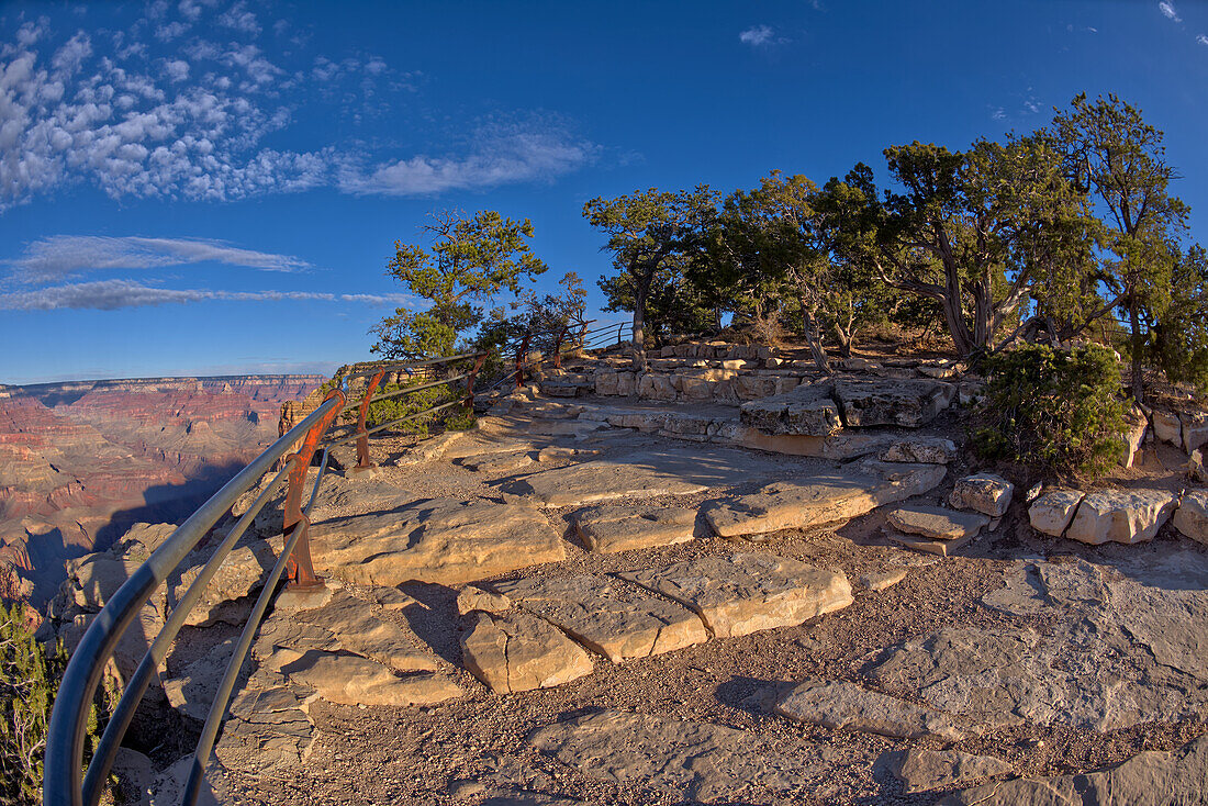 Die mit einem Sicherheitsgeländer versehene Felswand des Mohave Point Overlook, Grand Canyon, UNESCO-Welterbe, Arizona, Vereinigte Staaten von Amerika, Nordamerika