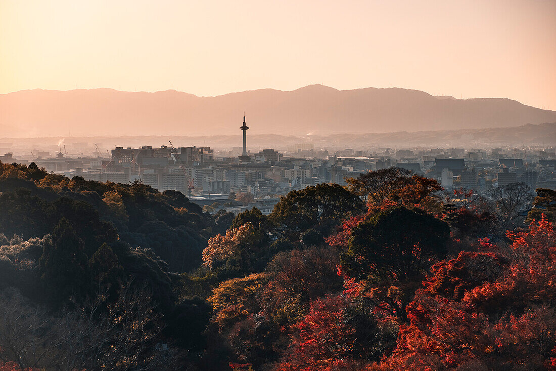 Kyoto Tower Wolkenkratzer bei Sonnenuntergang vom Kiyomizudera-Tempel aus gesehen im Herbst, Kyoto, Honshu, Japan, Asien