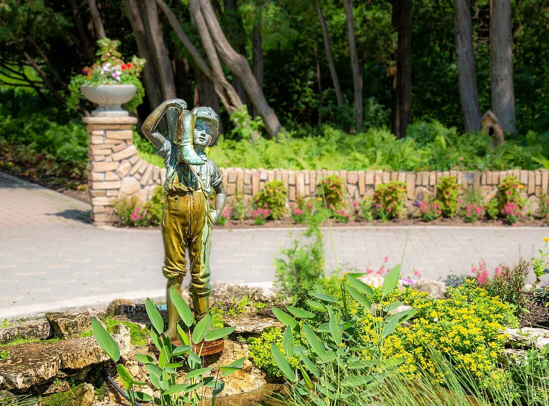 Junge mit dem Stiefel, Statue und Brunnen, erstmals 1898 aufgestellt, Assiniboine Park, Winnipeg, Manitoba, Kanada, Nordamerika