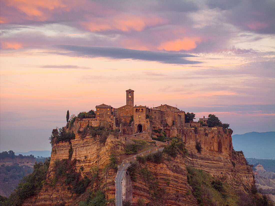 Das schöne Dorf Civita di Bagnoregio während eines Sonnenuntergangs im Herbst, Civita di Bagnoregio, Viterbo, Latium, Italien, Europa