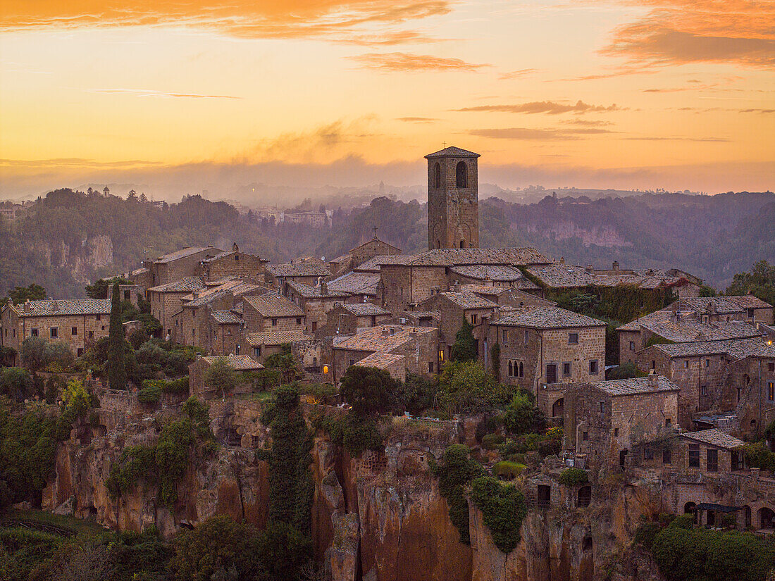 Das schöne Dorf Civita di Bagnoregio während eines Sonnenuntergangs im Herbst, Civita di Bagnoregio, Viterbo, Latium, Italien, Europa