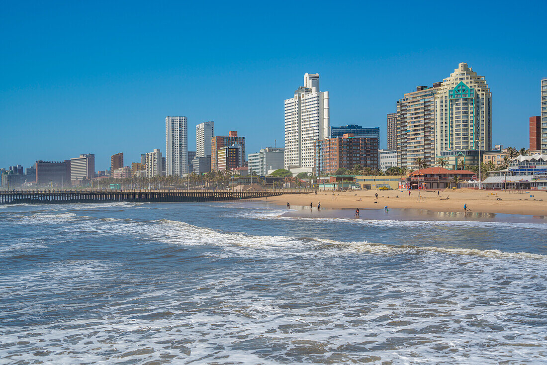 Blick auf die Promenade, den Strand und die Hotels vom Pier im Indischen Ozean, Provinz KwaZulu-Natal, Südafrika, Afrika