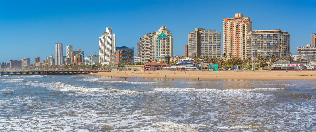 Blick auf Strandpromenade, Strand und Hotels vom Pier im Indischen Ozean, Durban, Provinz KwaZulu-Natal, Südafrika, Afrika