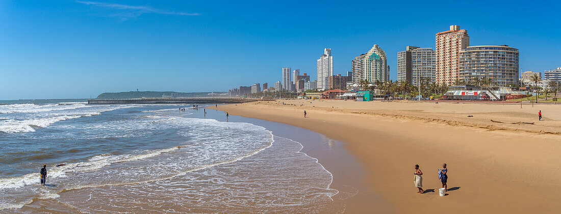 Blick auf Einheimische am Strand, Promenade und Hotels, Durban, Provinz KwaZulu-Natal, Südafrika, Afrika