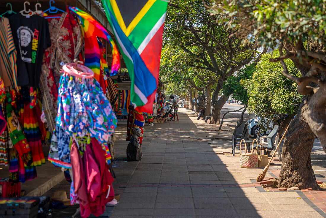 Blick auf einen Souvenirstand unter einem Baum an der Strandpromenade, Durban, Provinz KwaZulu-Natal, Südafrika, Afrika