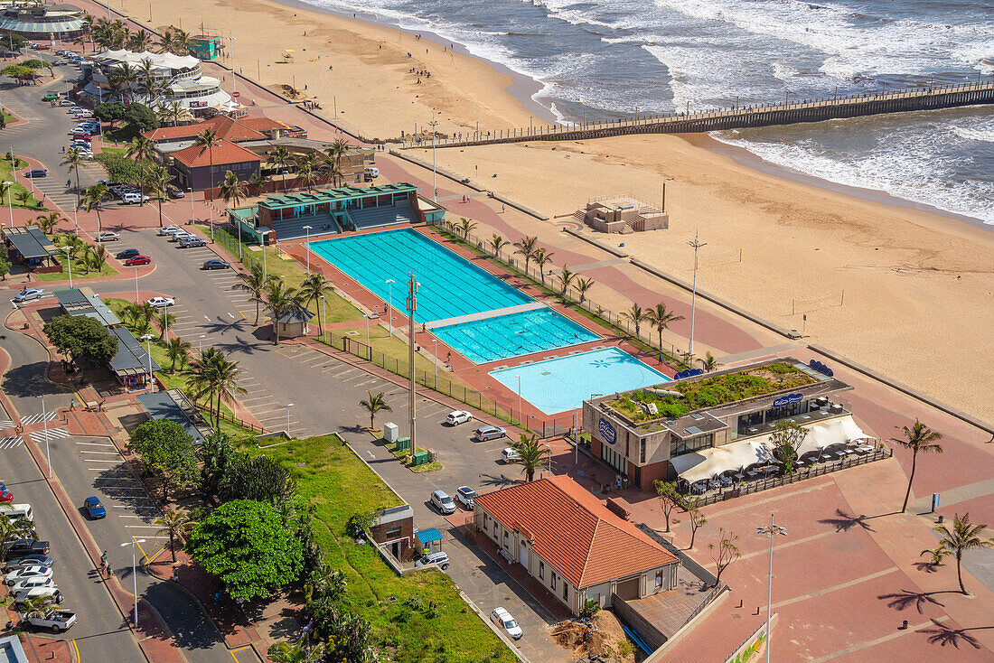 Blick von oben auf ein Freibad an der Promenade, Durban, Provinz KwaZulu-Natal, Südafrika, Afrika