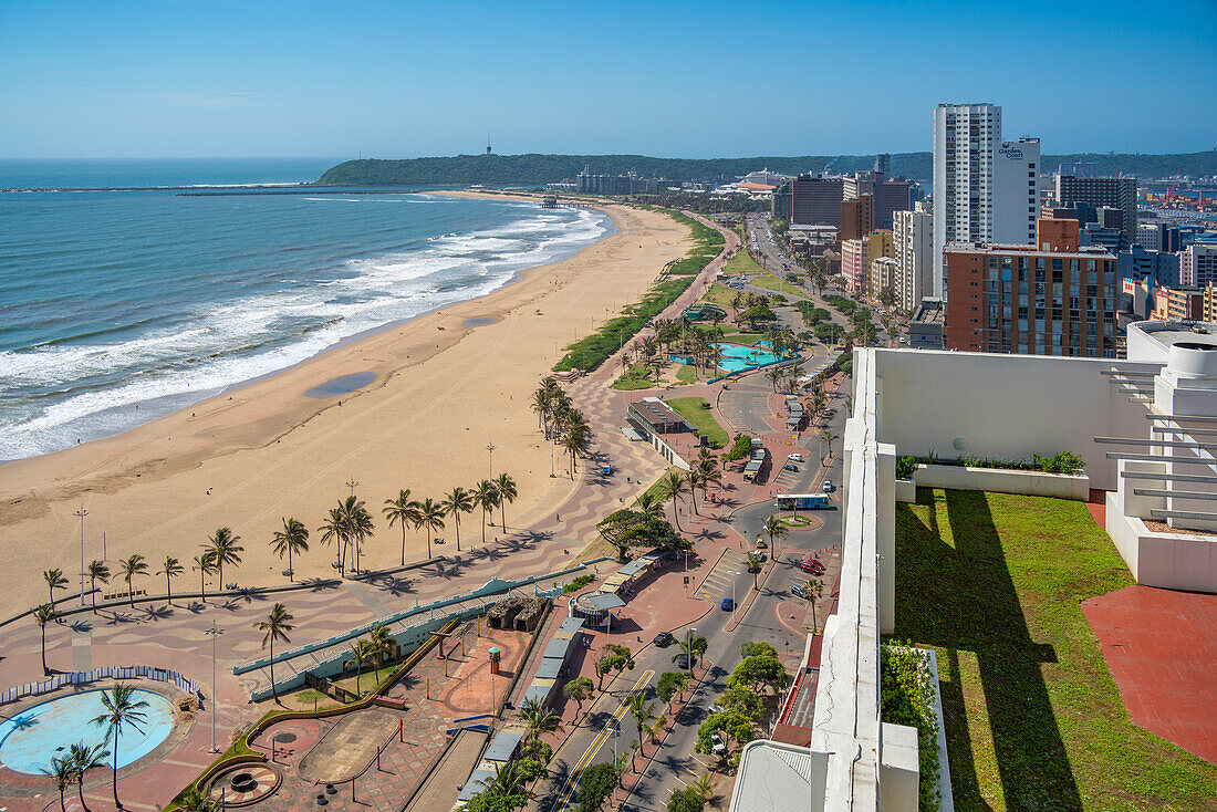 Blick von oben auf Strände, Hotels, Promenade und den Indischen Ozean, Durban, Provinz KwaZulu-Natal, Südafrika, Afrika