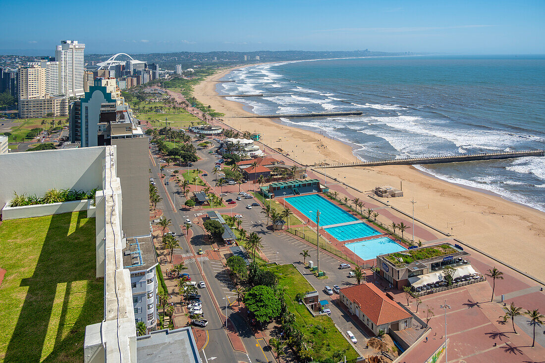 Blick von oben auf Strände, Hotels, Promenade und den Indischen Ozean, Durban, Provinz KwaZulu-Natal, Südafrika, Afrika