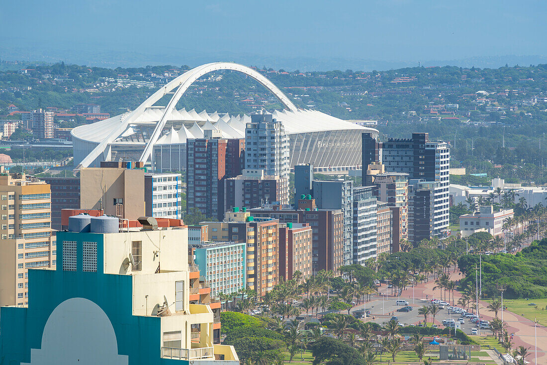 Blick auf das Moses-Mabhida-Stadion und Hotels, Durban, Provinz KwaZulu-Natal, Südafrika, Afrika