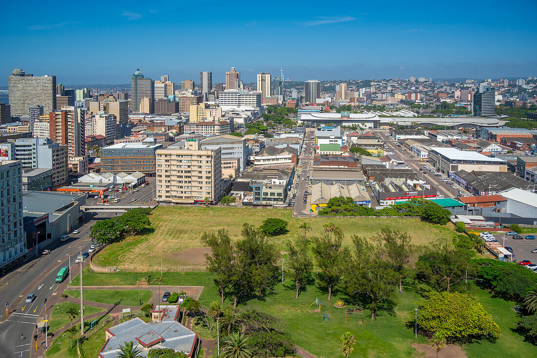 Blick von oben auf die Skyline von Durban, Durban, Provinz KwaZulu-Natal, Südafrika, Afrika