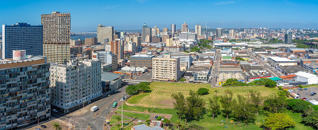 Blick von oben auf die Skyline von Durban, Durban, Provinz KwaZulu-Natal, Südafrika, Afrika