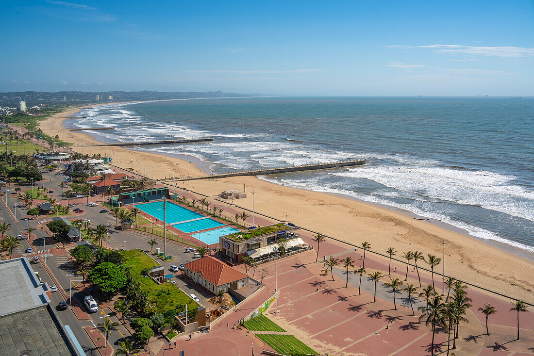 Blick von oben auf Strände, Promenade und Indischen Ozean, Durban, Provinz KwaZulu-Natal, Südafrika, Afrika