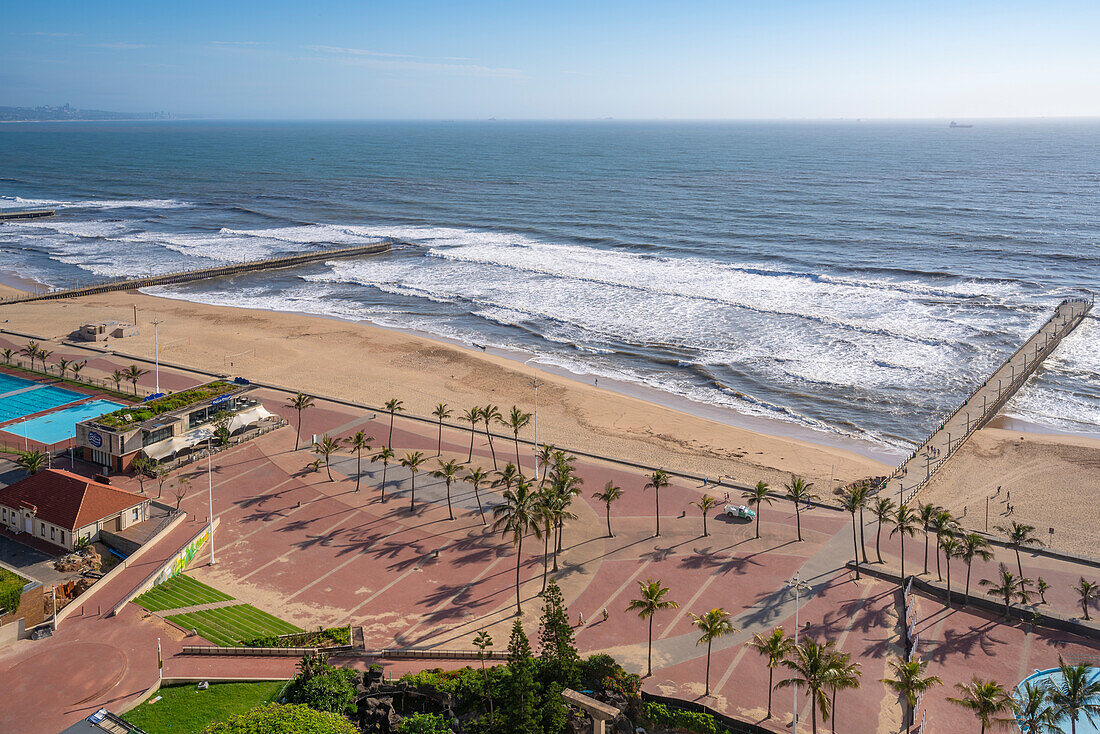 Blick von oben auf Strände, Promenade und Indischen Ozean, Durban, Provinz KwaZulu-Natal, Südafrika, Afrika