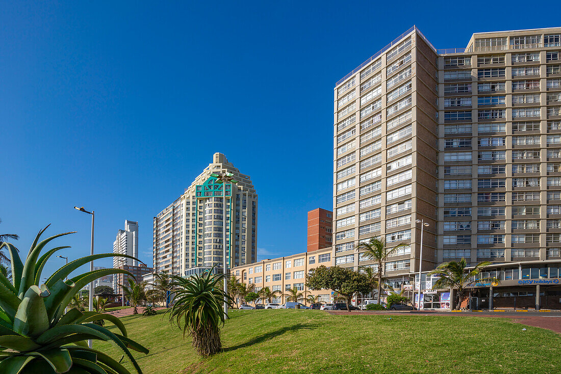 Blick auf Hotels und Apartments mit Blick auf die Promenade, Durban, Provinz KwaZulu-Natal, Südafrika, Afrika